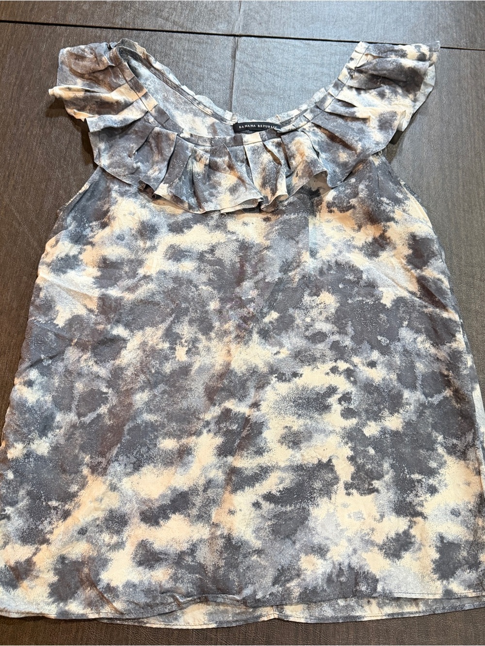 Banana Republic 100% Silk Gray Cream Blouse Ruffle Neck Sleeveless Blouse Sz XS